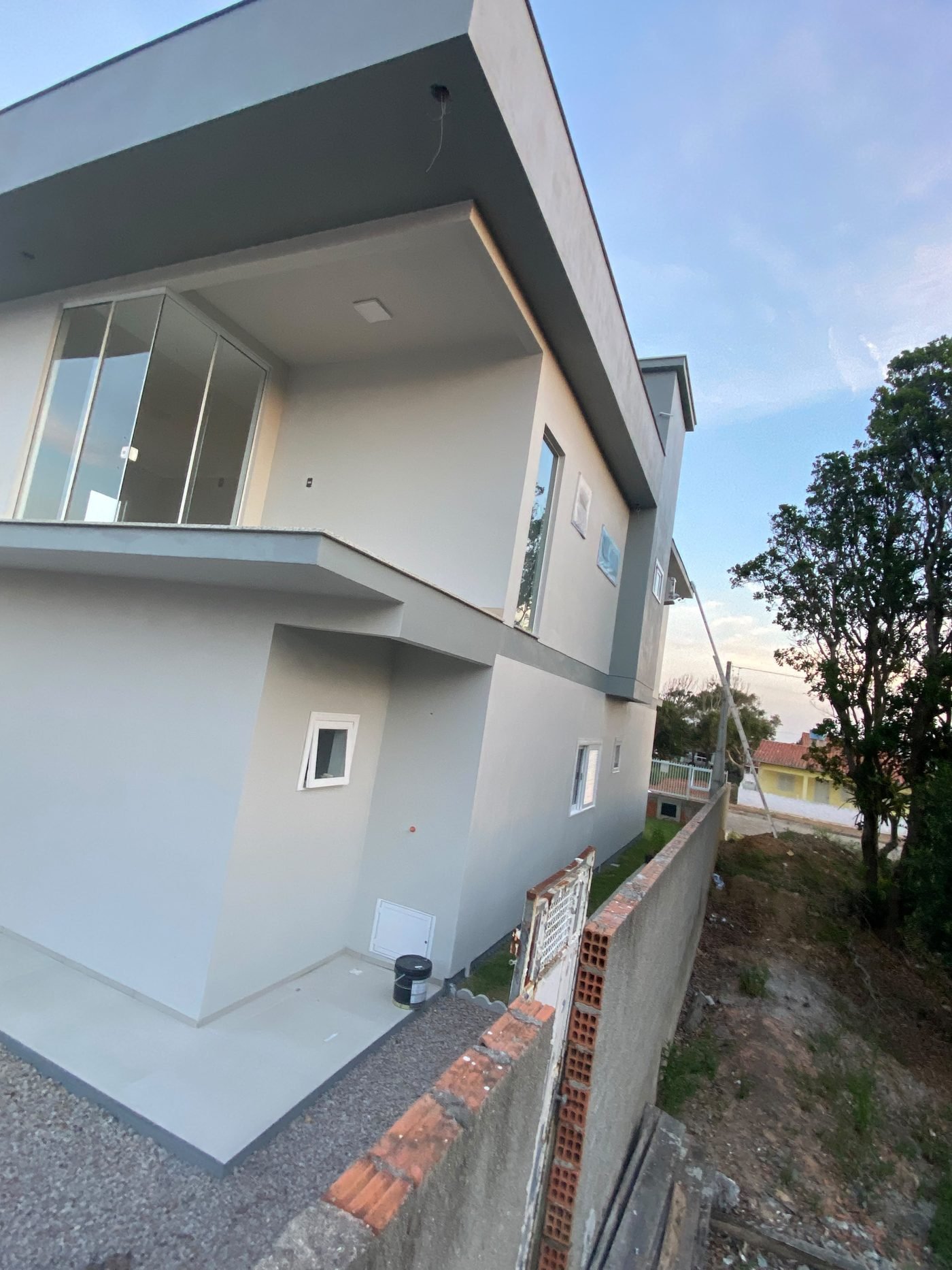 Fachada residencial finalizada em dois tons de cinza